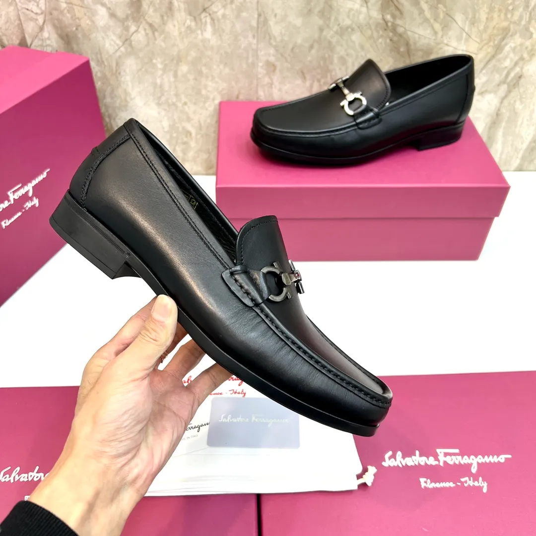 Original quality P780 Brand: Ferragamo Standard size: Men's size 39–44 (38.45 can be customized) Grade: Same style as the official website High-quality men's shoes Material: Customized first-layer calfskin with water-dyed cowhide lining Cowhide tiptoe Original non-slip and wear-resistant rubber outsole Style category: Men's formal business leather shoes are young and fashionable European and American trends British style Casual matching and comfortable feet Color: actual picture
